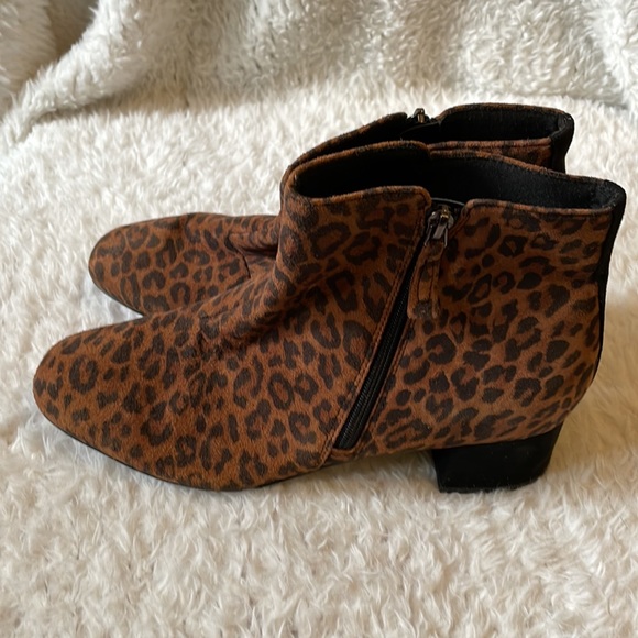 NWOT clarks Marilyn suede leopard booties - Picture 6 of 10